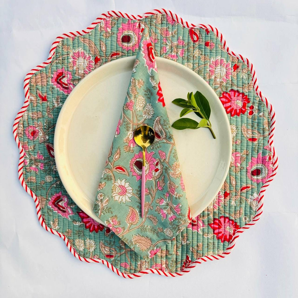 Floral Quilted Placemat & Napkin Set: Christmas Green and Red, 15x15 Inch