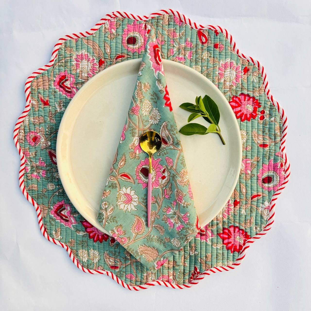 Floral Quilted Placemat & Napkin Set: Christmas Green and Red, 15x15 Inch