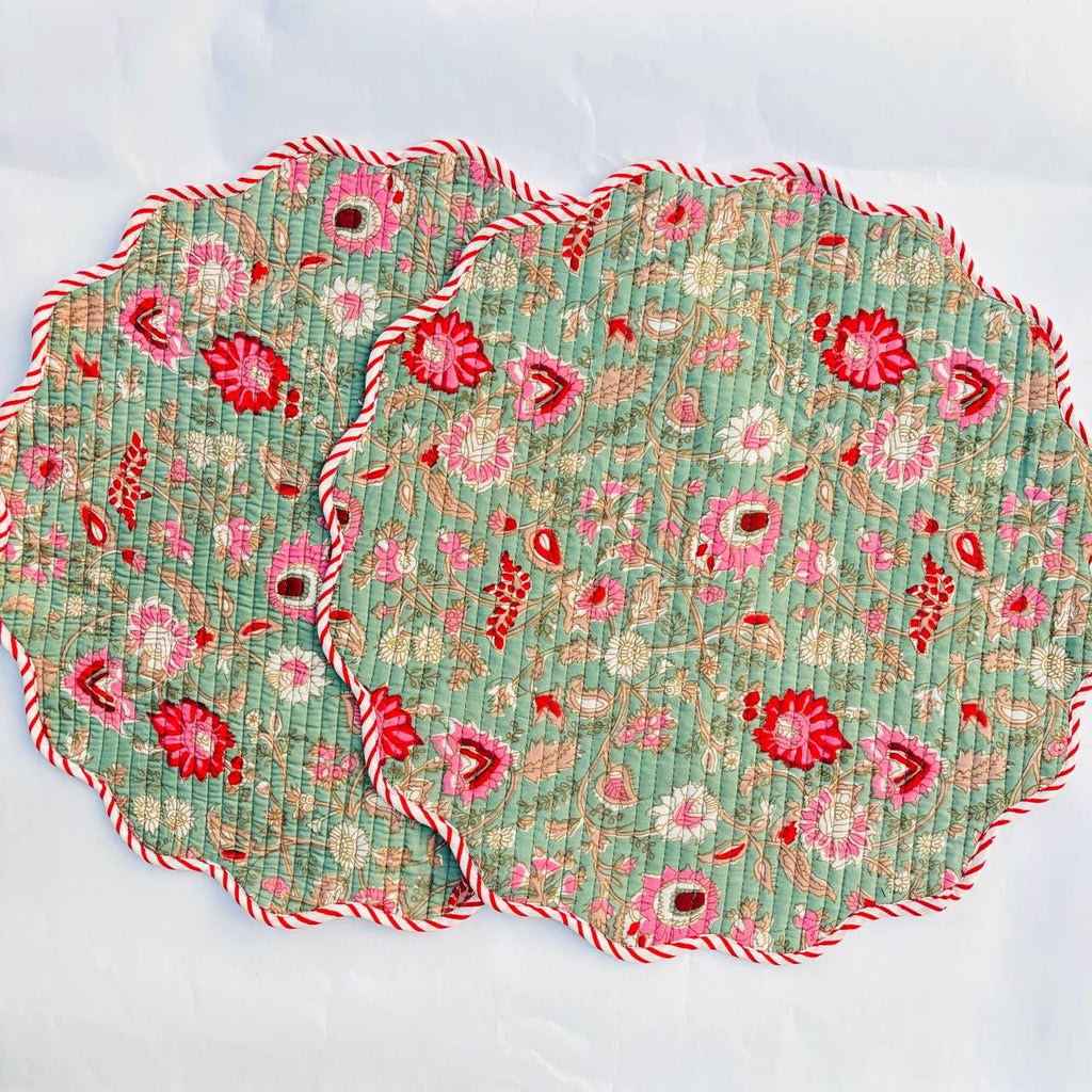 Floral Quilted Placemat & Napkin Set: Christmas Green and Red, 15x15 Inch