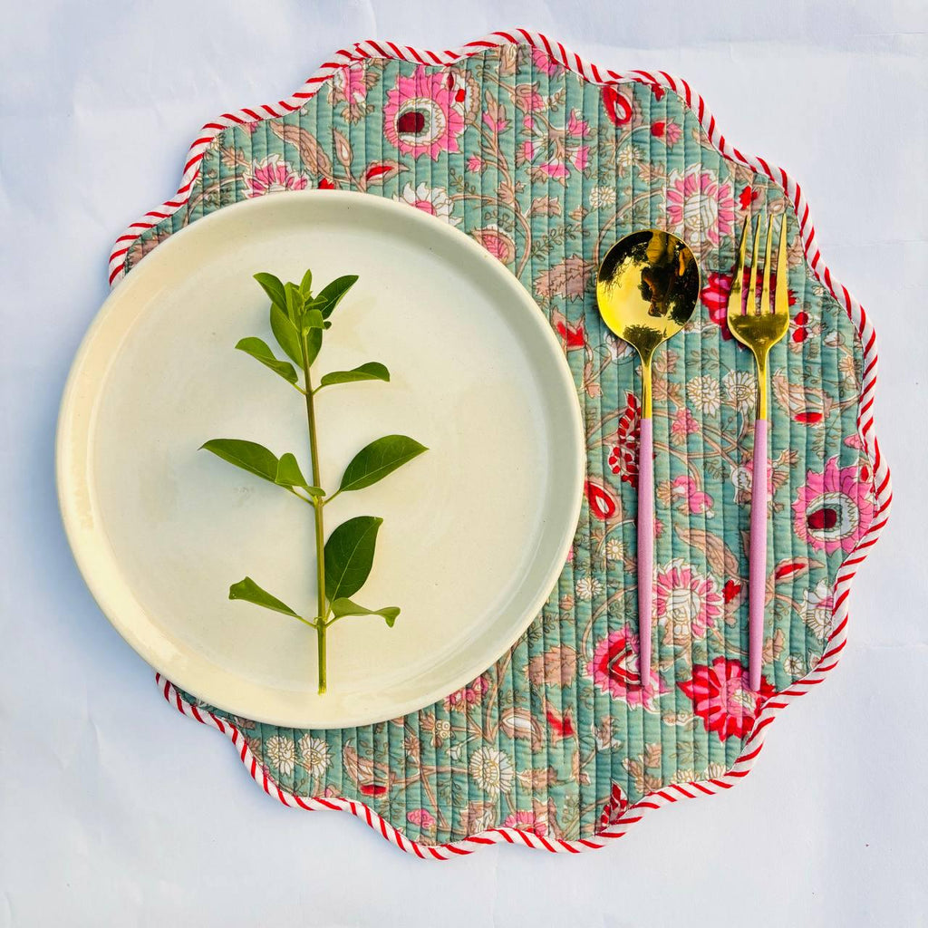 Floral Quilted Placemat & Napkin Set: Christmas Green and Red, 15x15 Inch