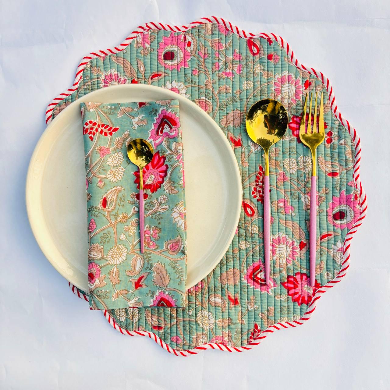 Floral Quilted Placemat & Napkin Set: Christmas Green and Red, 15x15 Inch
