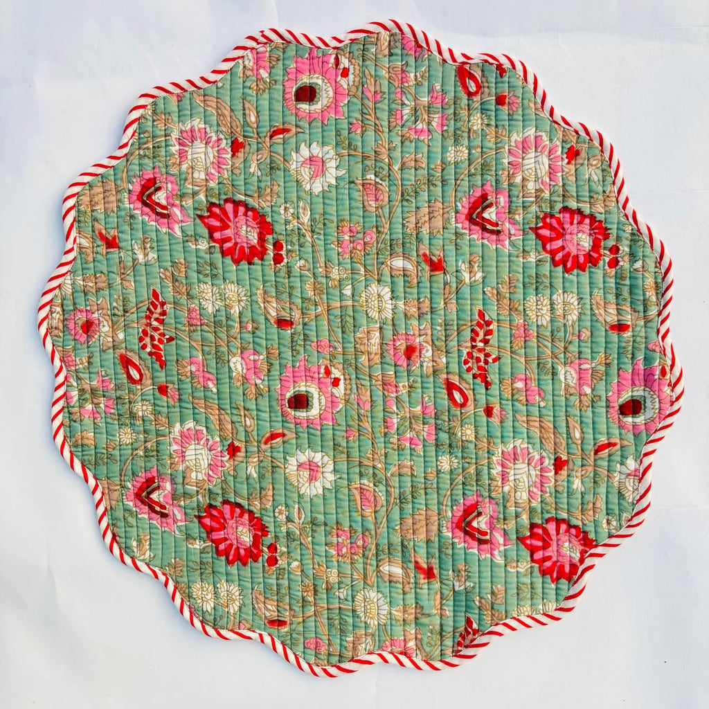 Floral Quilted Placemat & Napkin Set: Christmas Green and Red, 15x15 Inch